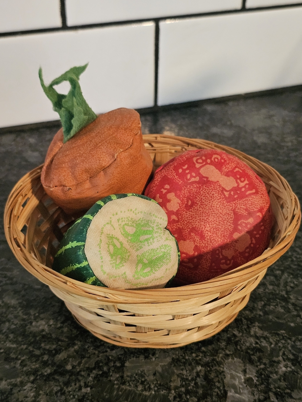 1986 Chasley Vegetables Tossed Salad Basket Juggling Balls Bean Bags Toy Vintage